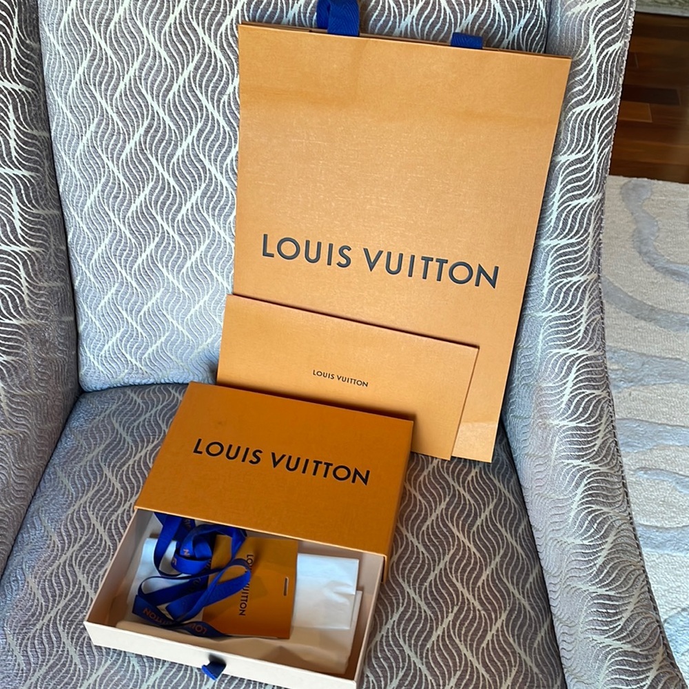 100 💯 authentic Louis Vuitton box, ribbon, envelope and bag